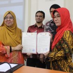 Ketua STIE AMA Fudji Sri Mar'ati (Kanan) dan petinggi Universitas kebangsaan Malaysia Dato' Noor Aziah Mohd Awal menunjukkan nota kesepahaman Kerja sama dua universitas itu di Malaysia, baru-baru ini.