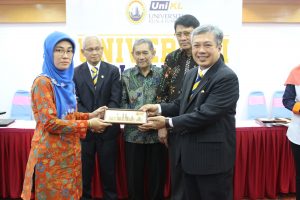 STIE AMA Wisuda 172 Sarjana dan Ahlimadya Baru